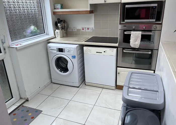 Spacious 5 Double Bed Bedroom Bungalow Near Belfast