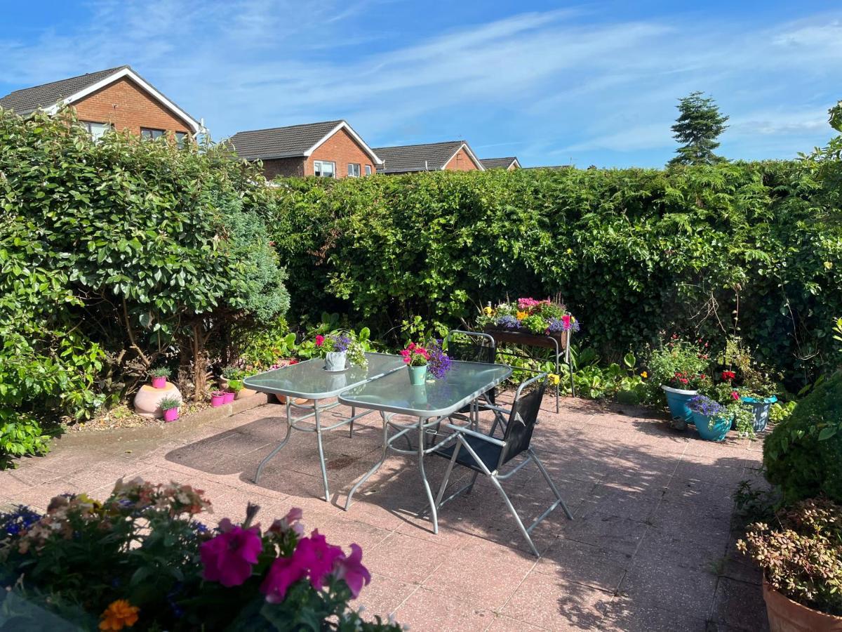 Spacious 5 Double Bed Bedroom Near Belfast Holiday home Lisburn