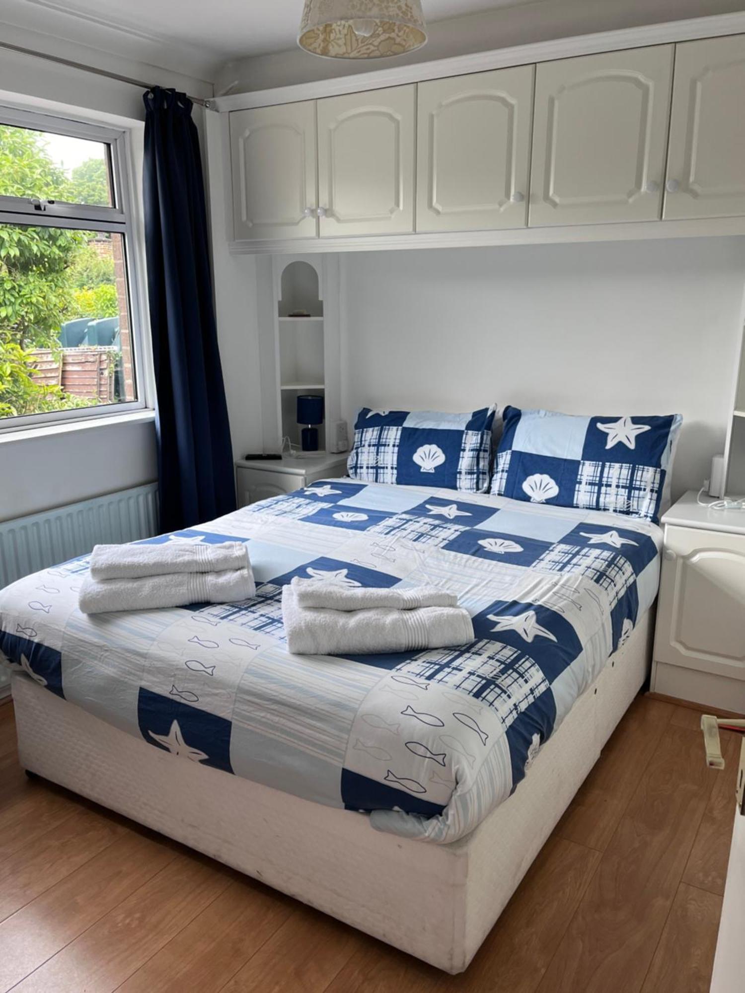 Holiday home Spacious 5 Double Bed Bedroom Near Belfast Lisburn