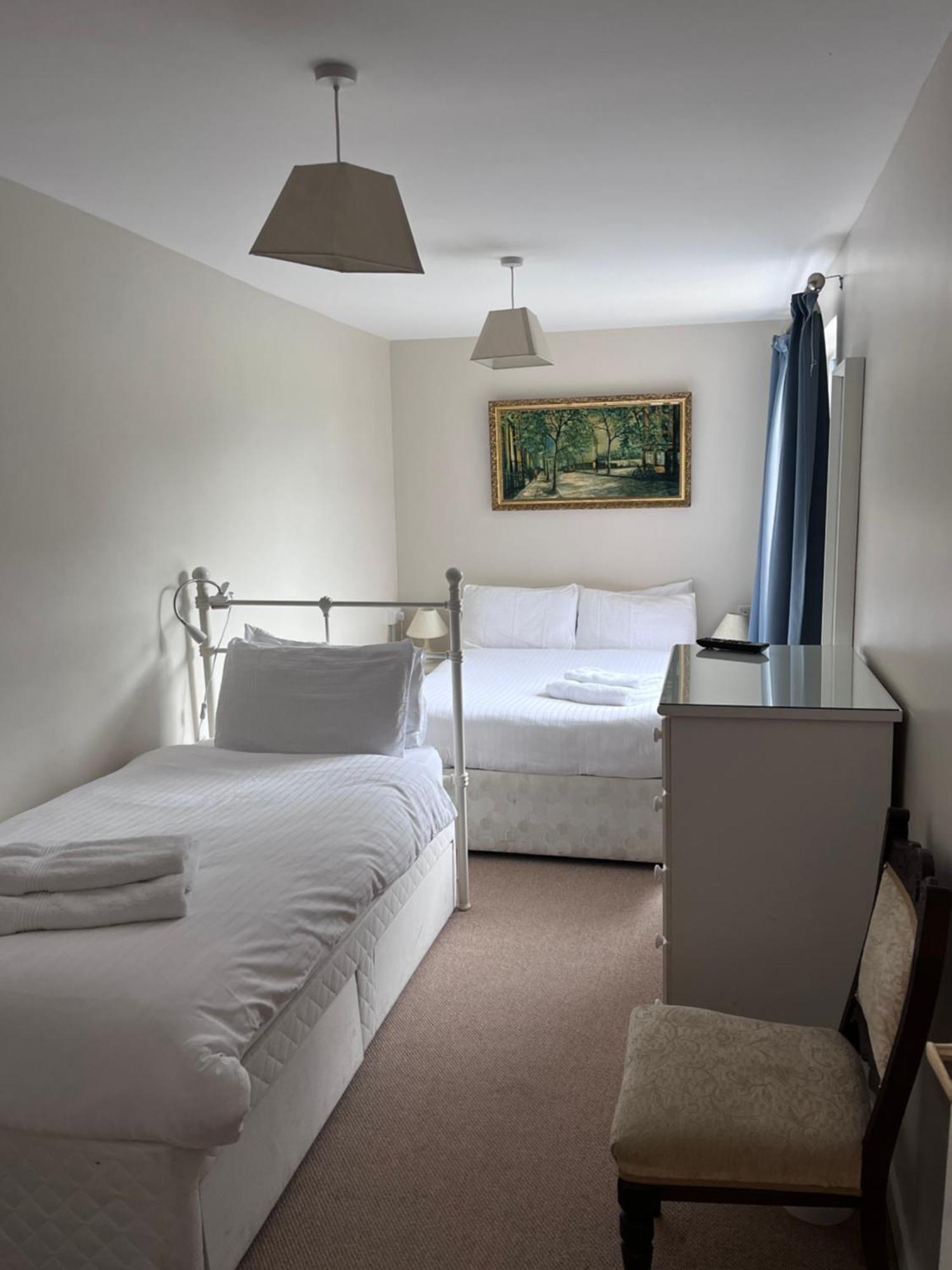Spacious 5 Double Bed Bedroom Near Belfast